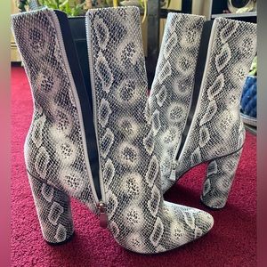 NEVER WORN Fashion Nova Womens SIZE 8 snake skin high heel boots